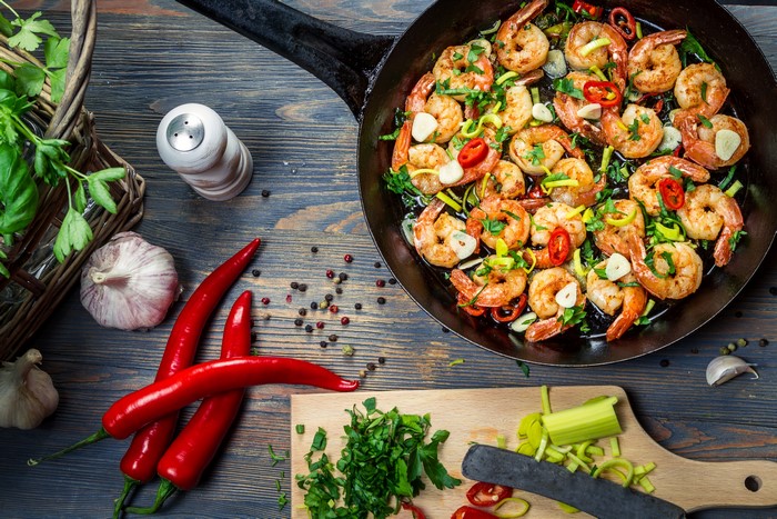 4K Shrimp Frying Pan with Chili Peppers and Spices