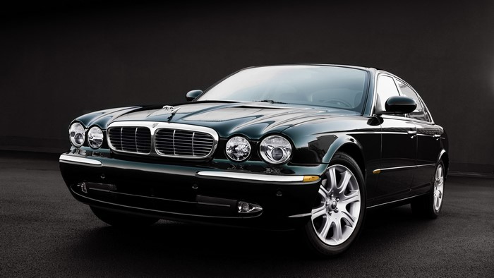 4K Jaguar XJ8 Sedan