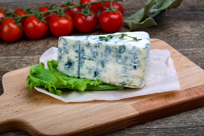 Blue cheese with tomatoes and lettuce