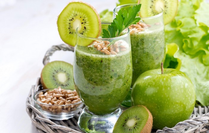 Green smoothie with kiwi, apple, and wheat berries