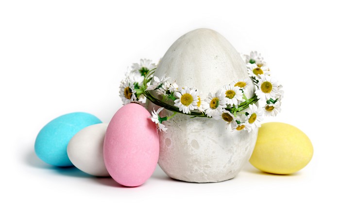 Easter eggs with chamomile wreath