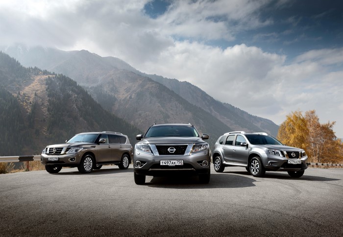 4K Nissan Cars on Mountain Road