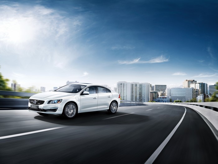 4K 2015 Volvo S60L Twin Engine on a City Road