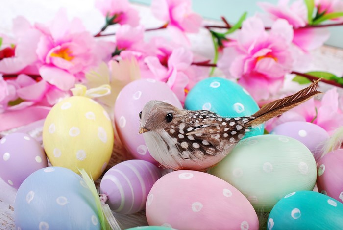 Easter eggs and a decorative bird with pink flowers