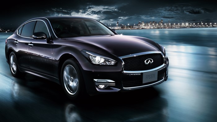 2015 Fuga Hybrid Y51 by Nissan in motion