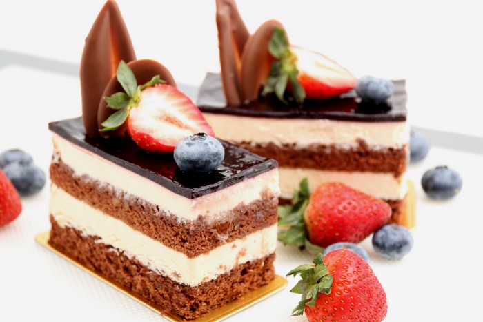 Little cakes with strawberries and blueberries