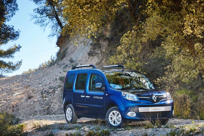 Blue Renault Kangoo X-Track on a dirt road