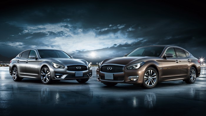 Two 2015 Infiniti Fuga Hybrid Y51 cars