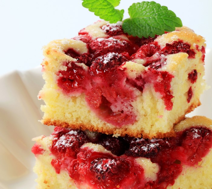 Raspberry cake with powdered sugar and mint