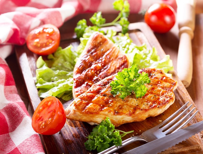 Grilled chicken breast with tomatoes and lettuce