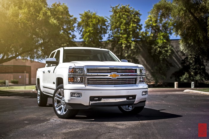 White Chevrolet Silverado 4K