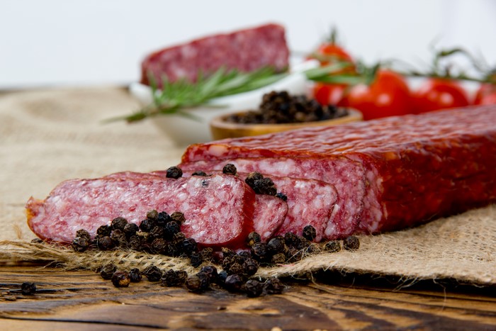 Sausage with black pepper and tomatoes