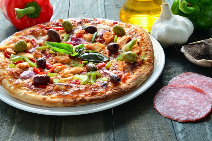 Pizza with chicken and vegetables