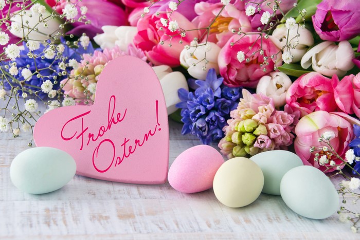 Easter eggs and flowers with "Frohe Ostern" heart