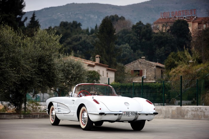 White 1960 Chevrolet Corvette Cabriolet