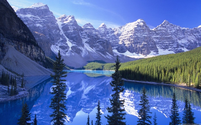 Moraine Lake and Mountains in Banff National Park