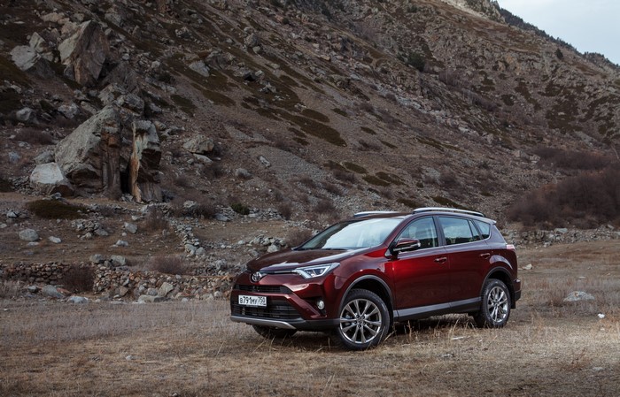 4K Toyota RAV4 in Wine Color