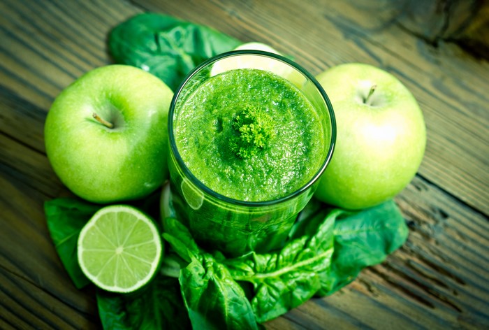 Green juice with apples and lime