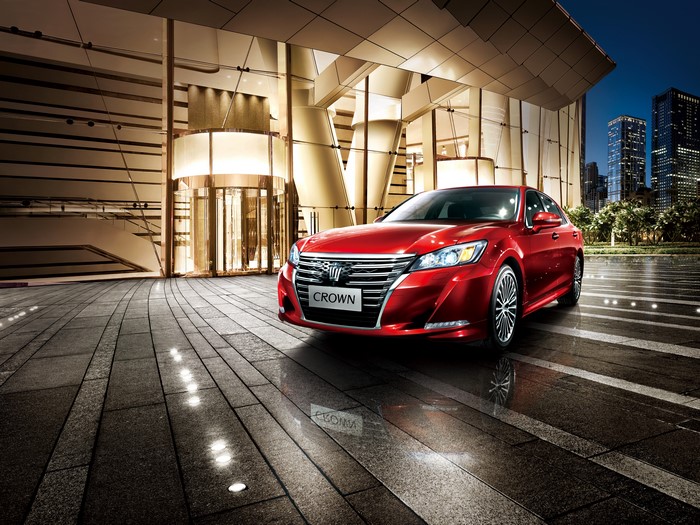 Red 2015 Toyota Crown Sedan