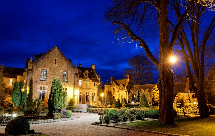 Abbaye des Vaux de Cernay at night with street lights