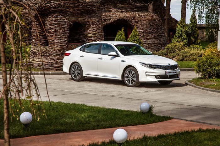 White 2015-16 Kia Optima