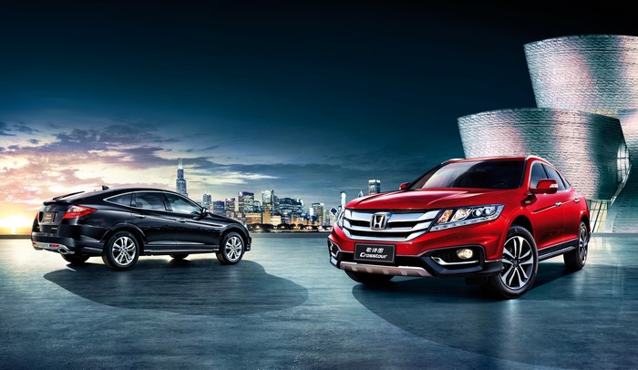 Two Honda Crosstour cars, one red and one black, in a city setting