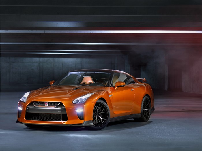 4K Nissan GT-R R35 Orange