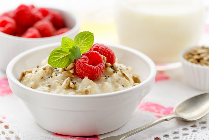 Oatmeal with raspberries and seeds