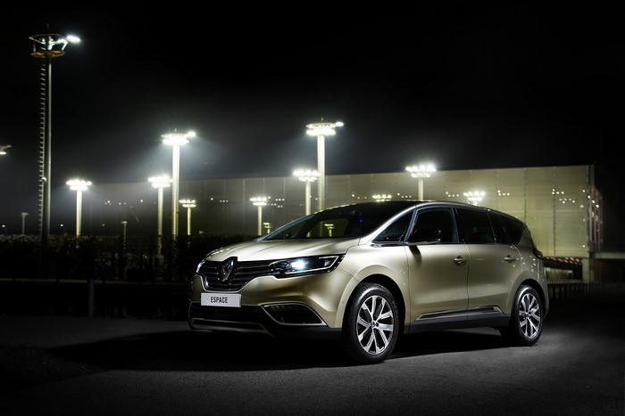 Renault Espace parked at night with street lights
