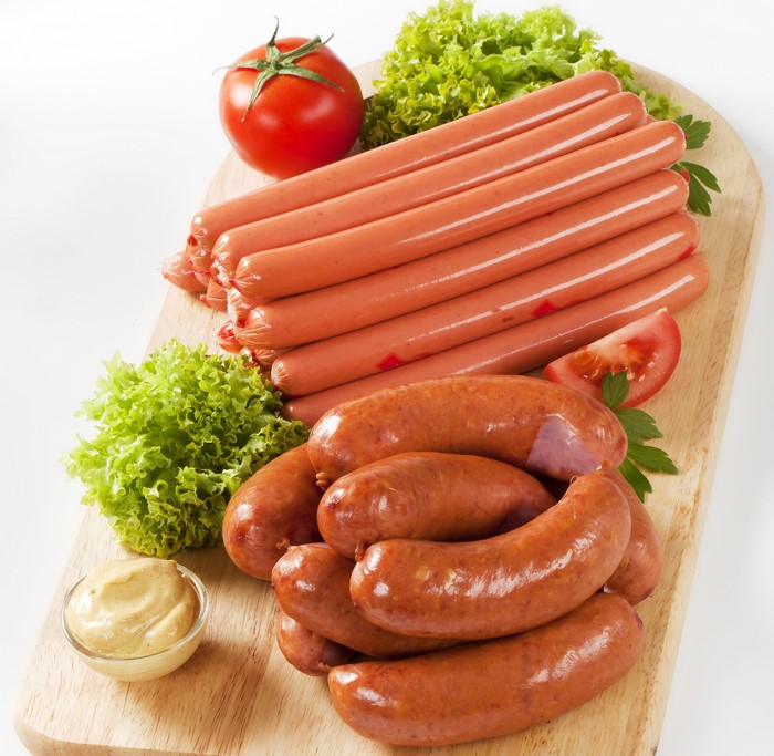 Raw and cooked sausages with tomatoes and lettuce