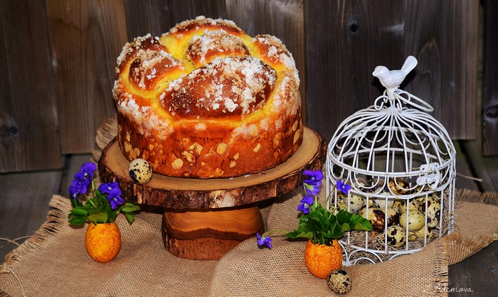 Easter bread with quail eggs and flowers