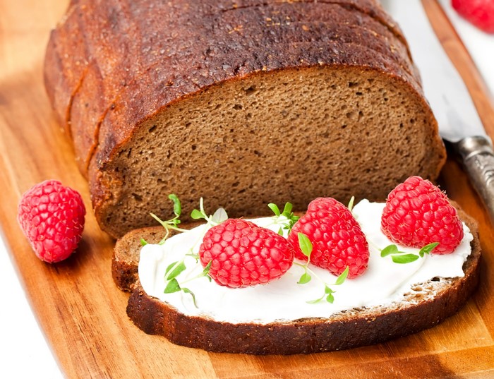 Bread with cream cheese and raspberries