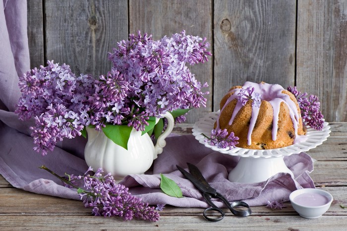 Still-life with lilac and bundt cake