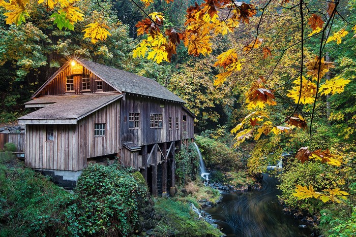 Cedar Creek Grist Mill in Autumn, Washington, USA