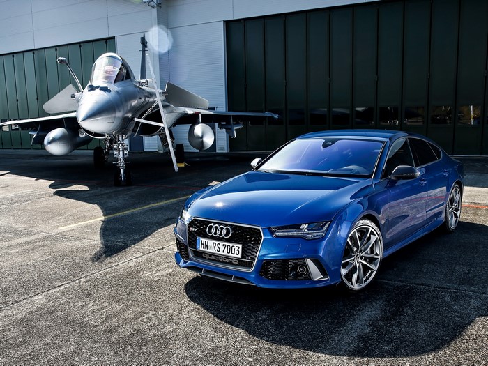 Audi RS 7 Sportback performance with fighter jet
