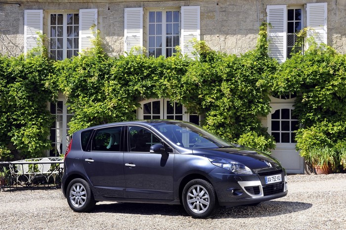 Renault Scenic parked in front of a stone house