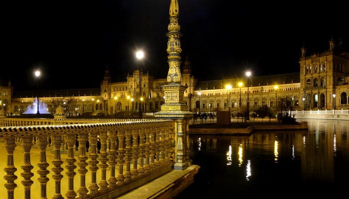 Plaza de España at night with fountain and reflections