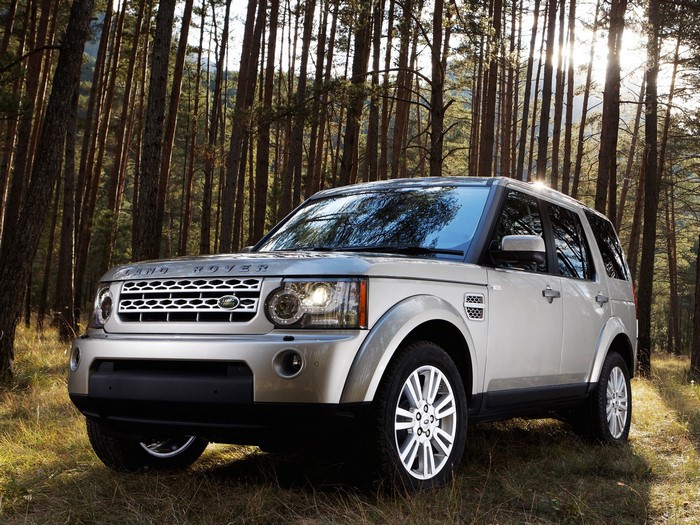Silver Land Rover Discovery 4 in a forest