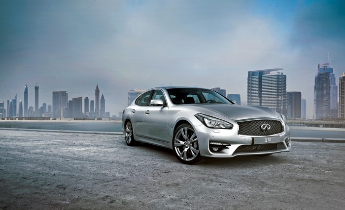Silver 2015 Infiniti Q70 in Dubai