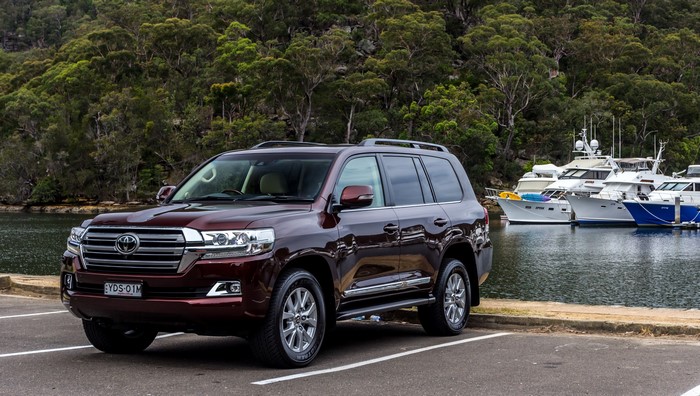 2015-16 Toyota Land Cruiser 200 Sahara in wine color