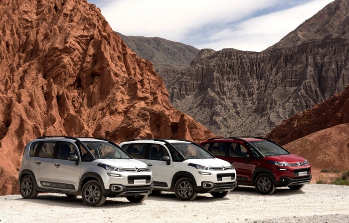 Three Citroen AirCross cars in a desert landscape
