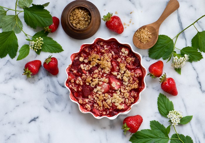 Strawberry crumble with brown sugar