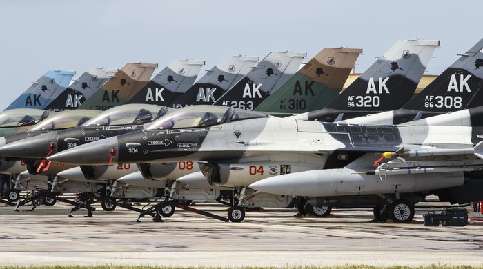 F-16 Fighting Falcons lined up on tarmac
