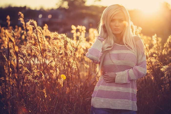 Aida Ridic blonde girl in field