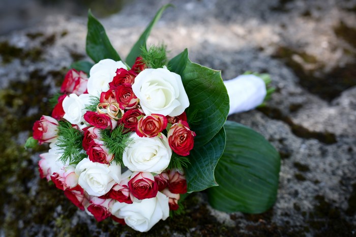 Bouquet of red and white roses with rings