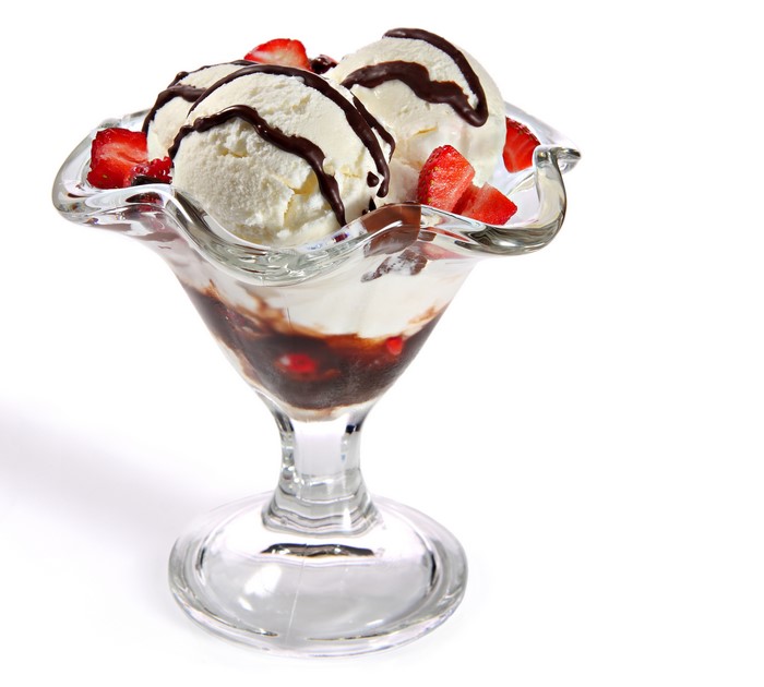 Ice cream sundae with strawberries and chocolate sauce