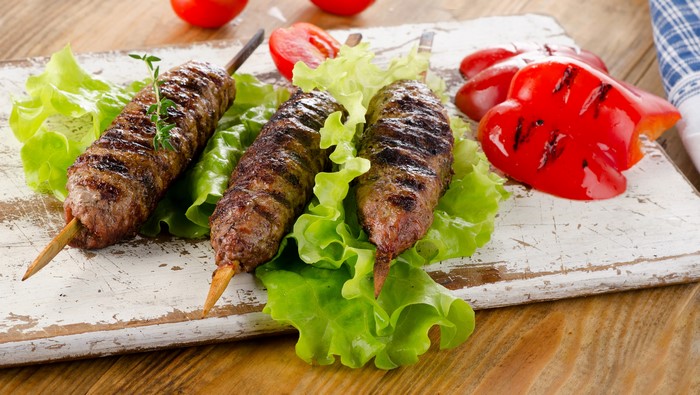 Grilled Kebabs with Lettuce and Tomatoes