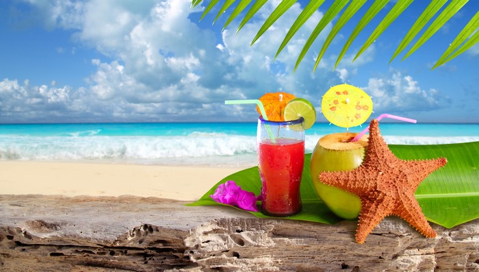 Summer beach drinks with starfish and palm leaves