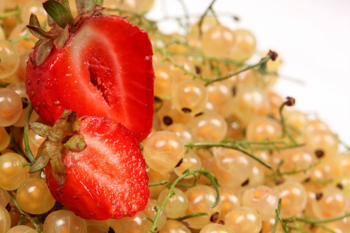 4K Strawberry and White Currants
