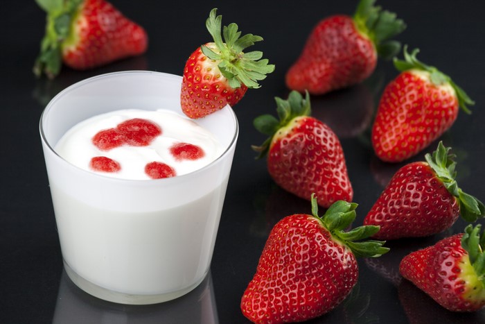Strawberries and yogurt with strawberry sauce